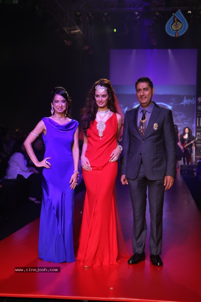 Bolly Celebs Walks the Ramp at IIJW - 103 / 152 photos
