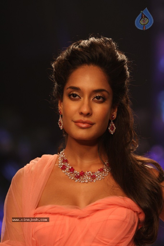 Bolly Celebs Walks the Ramp at IIJW - 109 / 152 photos