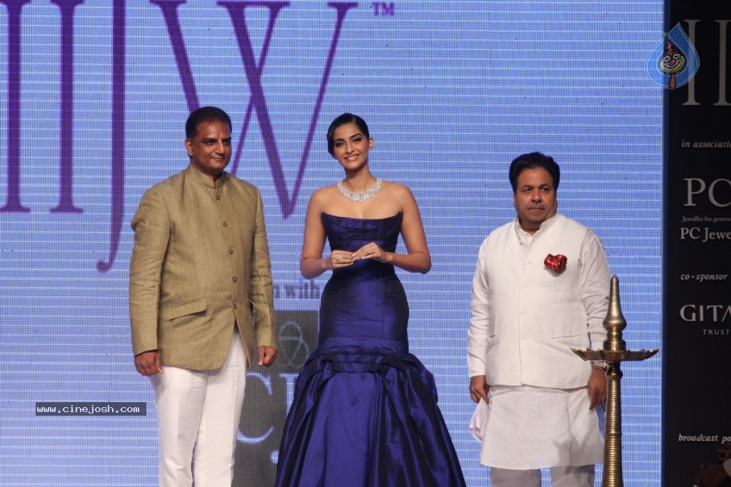 Bolly Celebs Walks the Ramp at IIJW - 127 / 152 photos