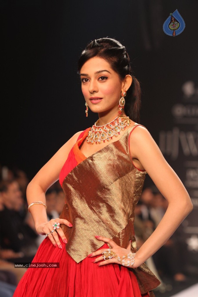 Bolly Celebs Walks the Ramp at IIJW - 128 / 152 photos