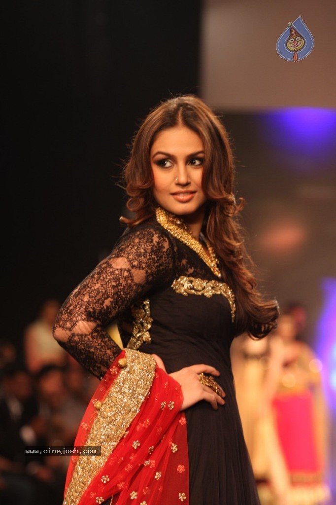 Bolly Celebs Walks the Ramp at IIJW - 141 / 152 photos