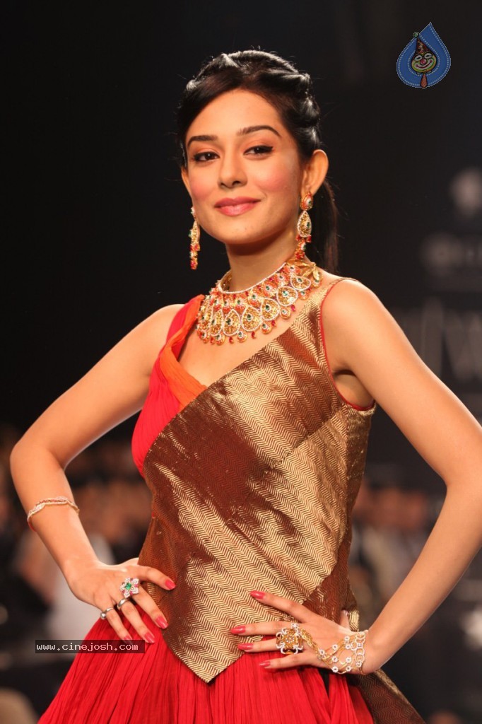 Bolly Celebs Walks the Ramp at IIJW - 148 / 152 photos
