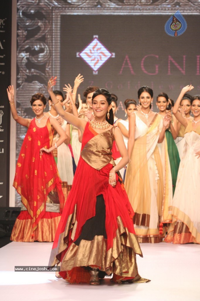 Bolly Celebs Walks the Ramp at IIJW - 150 / 152 photos