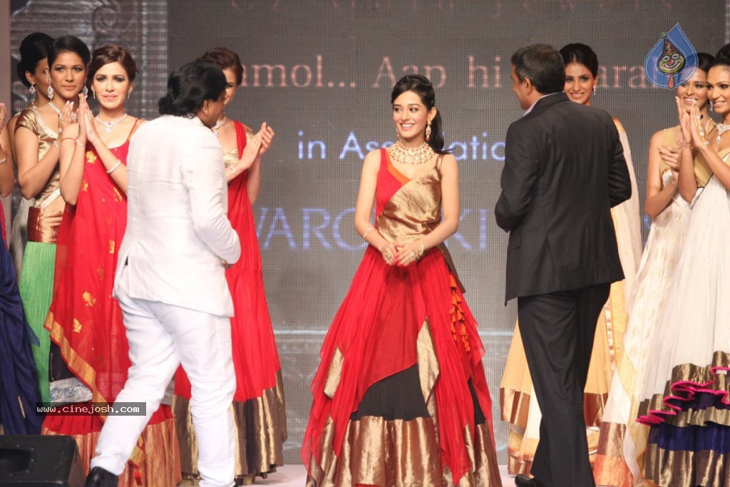 Bolly Celebs Walks the Ramp at IIJW - 152 / 152 photos