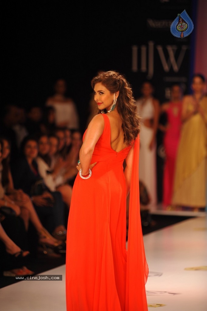 Bolly Celebs Walks the Ramp at IIJW 2014 - 2 / 131 photos