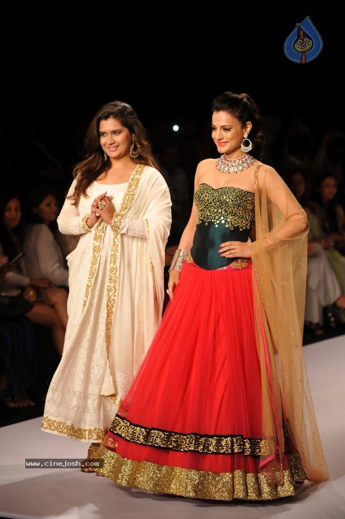 Bolly Celebs Walks the Ramp at IIJW 2014 - 7 / 131 photos