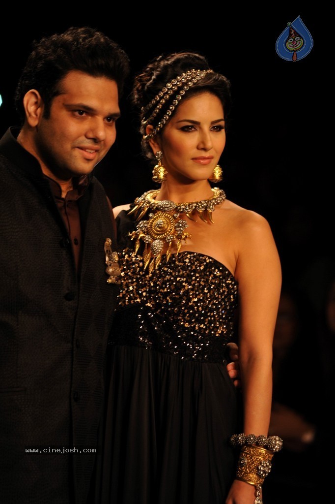 Bolly Celebs Walks the Ramp at IIJW 2014 - 9 / 131 photos