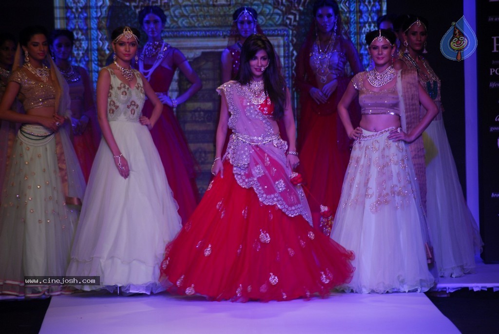 Bolly Celebs Walks the Ramp at IIJW 2014 - 12 / 131 photos