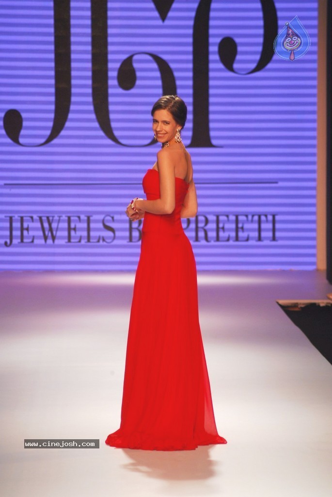 Bolly Celebs Walks the Ramp at IIJW 2014 - 15 / 131 photos