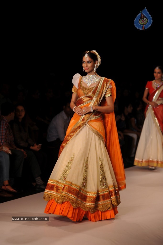 Bolly Celebs Walks the Ramp at IIJW 2014 - 57 / 131 photos