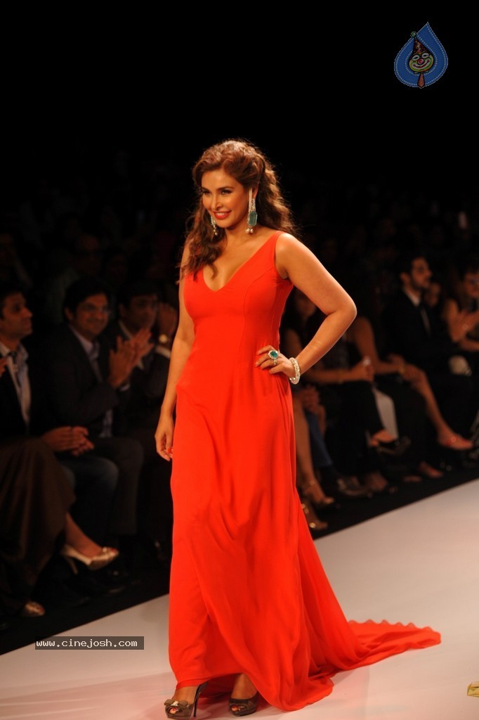 Bolly Celebs Walks the Ramp at IIJW 2014 - 60 / 131 photos