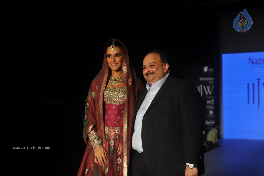 Bolly Celebs Walks the Ramp at IIJW 2014 - 71 / 131 photos
