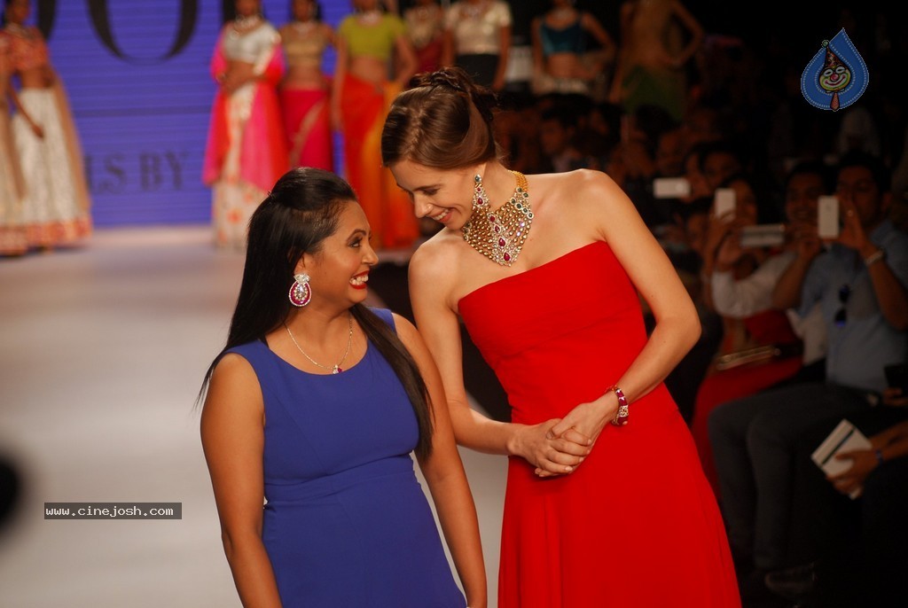 Bolly Celebs Walks the Ramp at IIJW 2014 - 88 / 131 photos