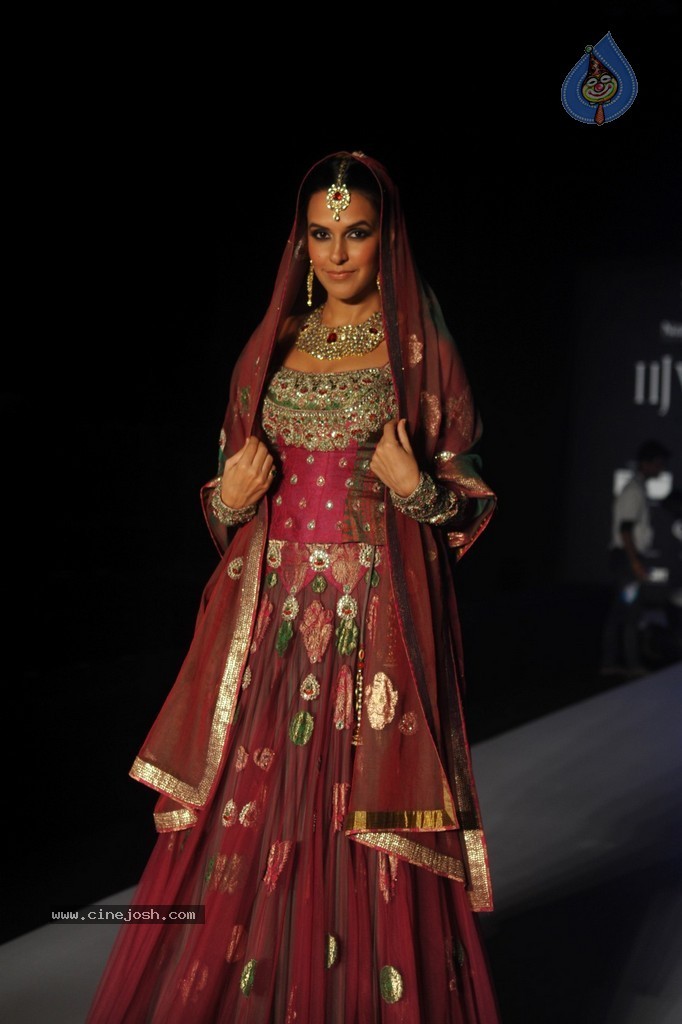 Bolly Celebs Walks the Ramp at IIJW 2014 - 92 / 131 photos