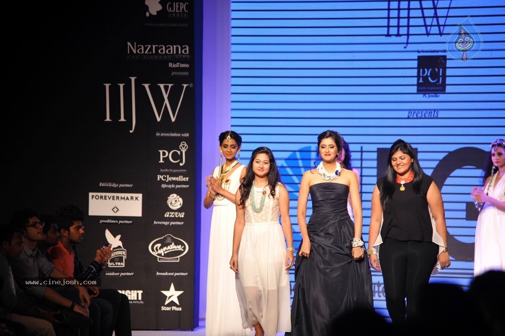 Bolly Celebs Walks the Ramp at IIJW 2014 - 93 / 131 photos