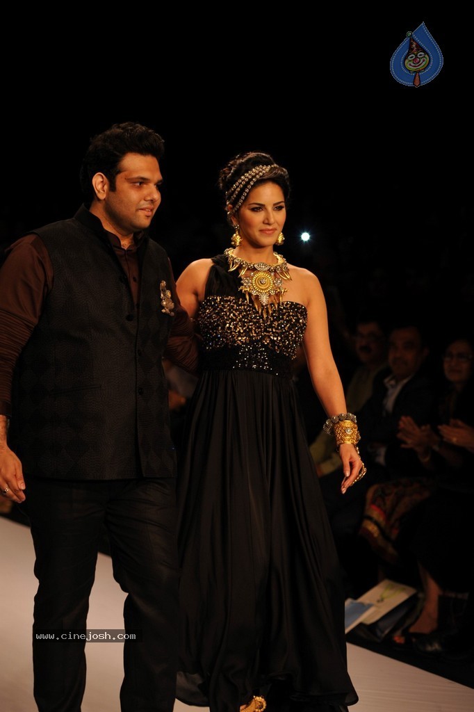 Bolly Celebs Walks the Ramp at IIJW 2014 - 105 / 131 photos