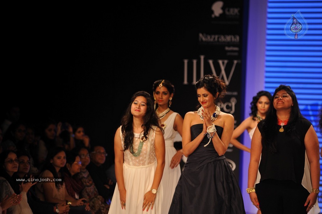 Bolly Celebs Walks the Ramp at IIJW 2014 - 109 / 131 photos