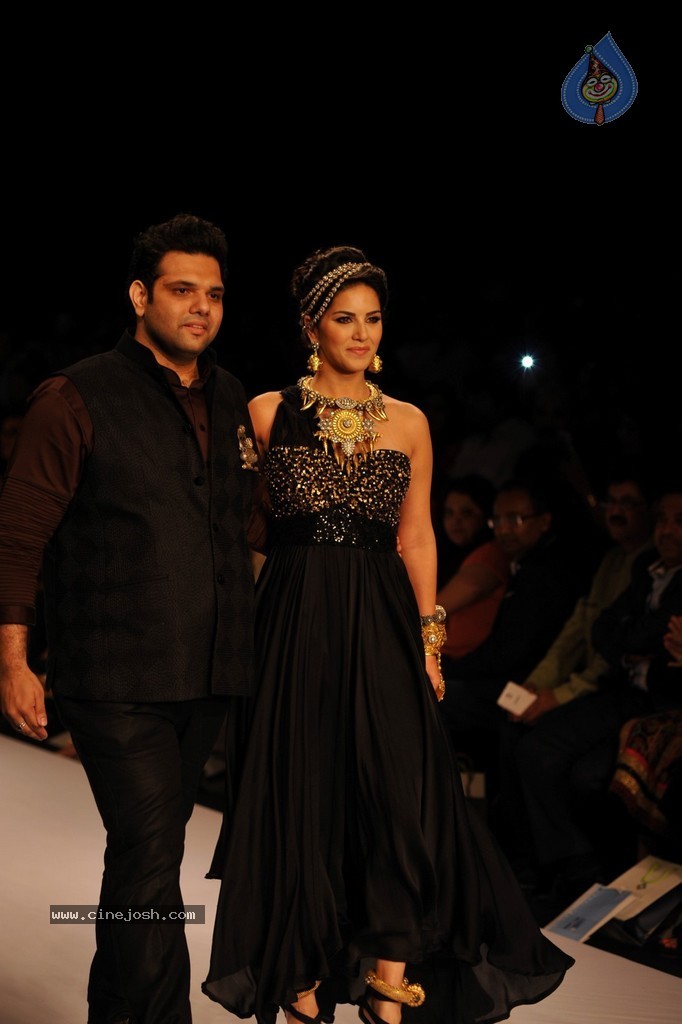Bolly Celebs Walks the Ramp at IIJW 2014 - 110 / 131 photos