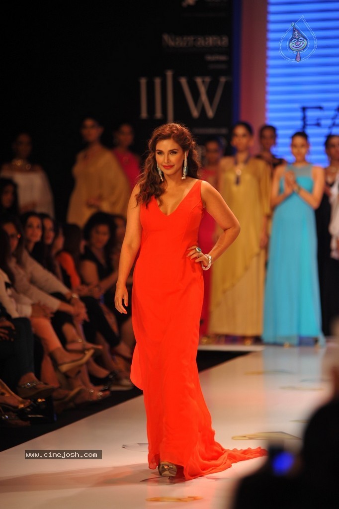Bolly Celebs Walks the Ramp at IIJW 2014 - 121 / 131 photos