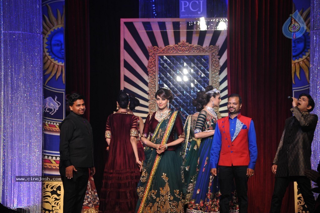 Bolly Celebs Walks the Ramp at IIJW 2014 Grand Finale - 5 / 114 photos