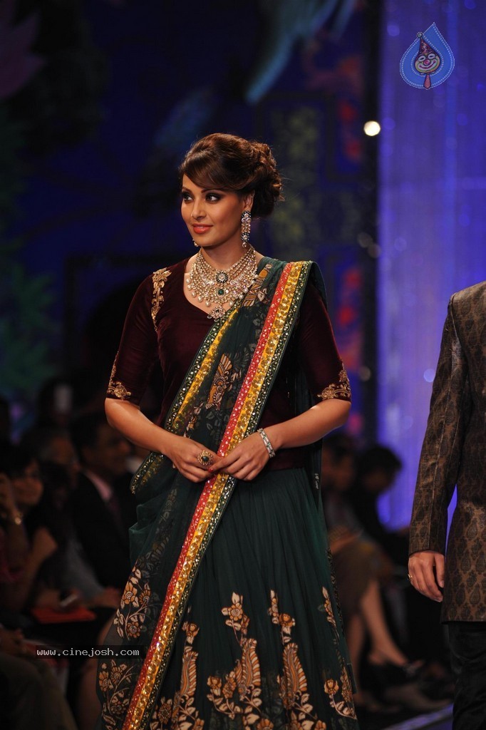 Bolly Celebs Walks the Ramp at IIJW 2014 Grand Finale - 14 / 114 photos