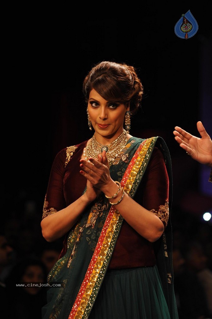 Bolly Celebs Walks the Ramp at IIJW 2014 Grand Finale - 15 / 114 photos