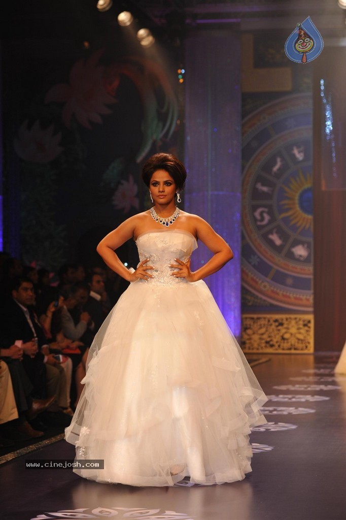 Bolly Celebs Walks the Ramp at IIJW 2014 Grand Finale - 23 / 114 photos