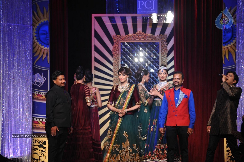Bolly Celebs Walks the Ramp at IIJW 2014 Grand Finale - 35 / 114 photos