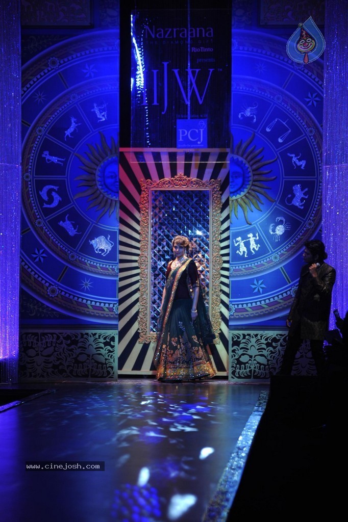 Bolly Celebs Walks the Ramp at IIJW 2014 Grand Finale - 38 / 114 photos