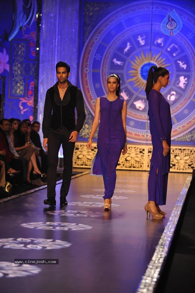 Bolly Celebs Walks the Ramp at IIJW 2014 Grand Finale - 48 / 114 photos