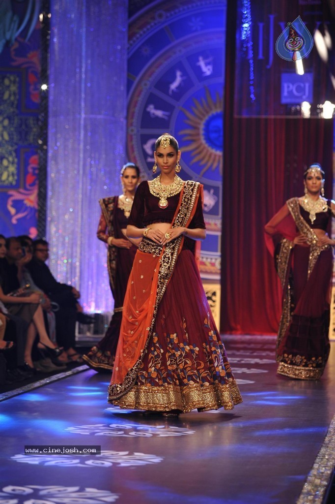 Bolly Celebs Walks the Ramp at IIJW 2014 Grand Finale - 53 / 114 photos