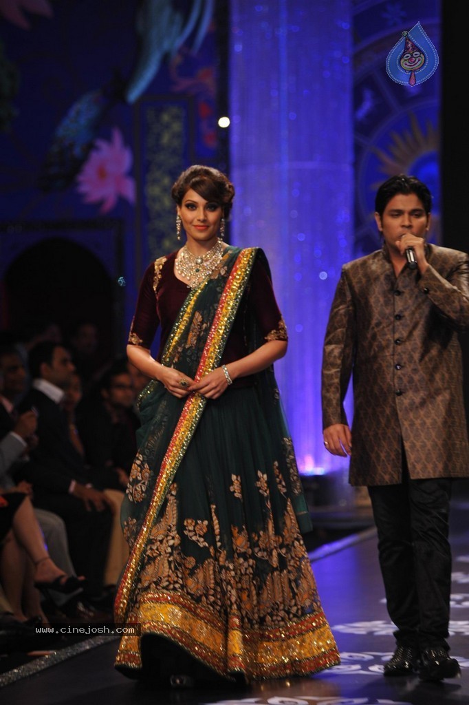 Bolly Celebs Walks the Ramp at IIJW 2014 Grand Finale - 55 / 114 photos