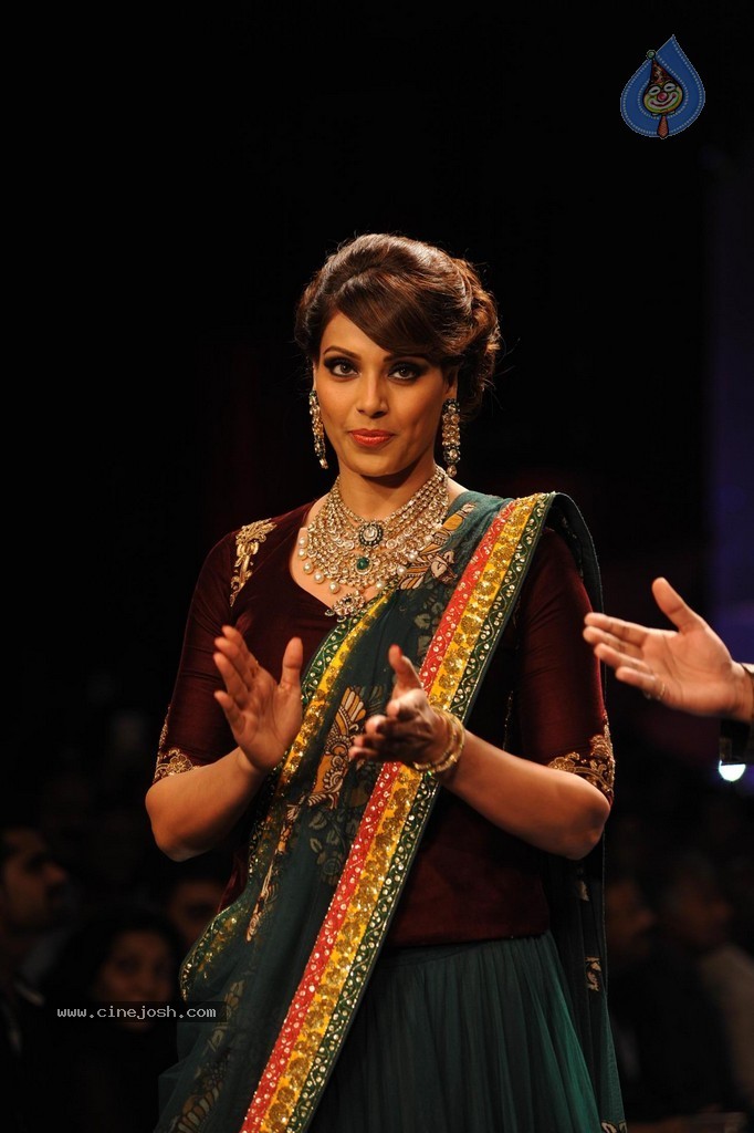 Bolly Celebs Walks the Ramp at IIJW 2014 Grand Finale - 56 / 114 photos