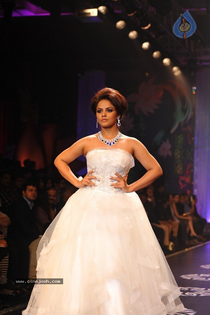 Bolly Celebs Walks the Ramp at IIJW 2014 Grand Finale - 58 / 114 photos