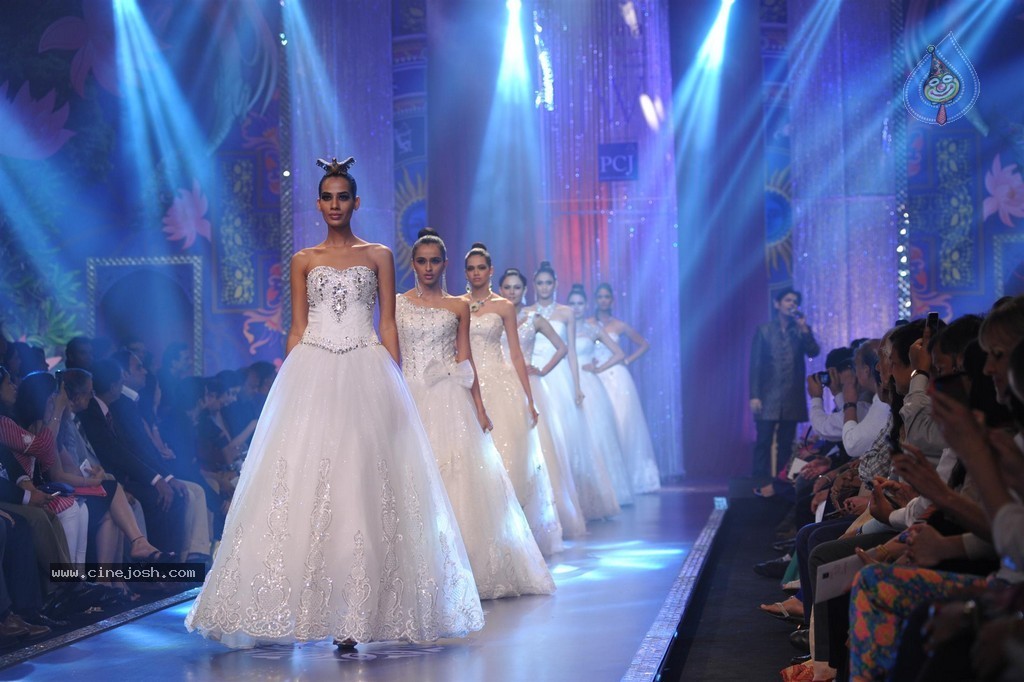 Bolly Celebs Walks the Ramp at IIJW 2014 Grand Finale - 65 / 114 photos