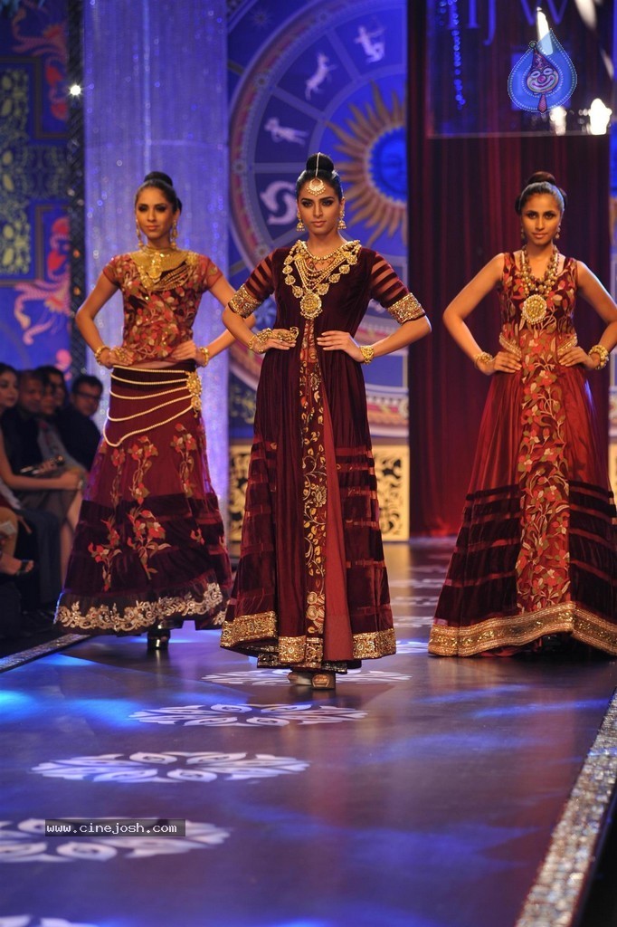 Bolly Celebs Walks the Ramp at IIJW 2014 Grand Finale - 66 / 114 photos