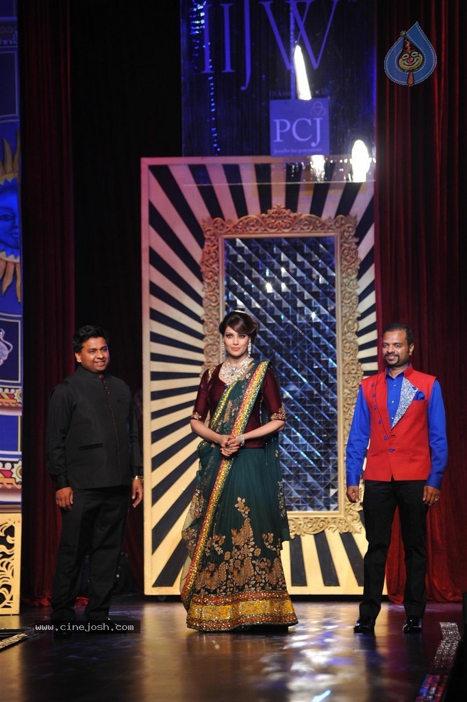 Bolly Celebs Walks the Ramp at IIJW 2014 Grand Finale - 73 / 114 photos