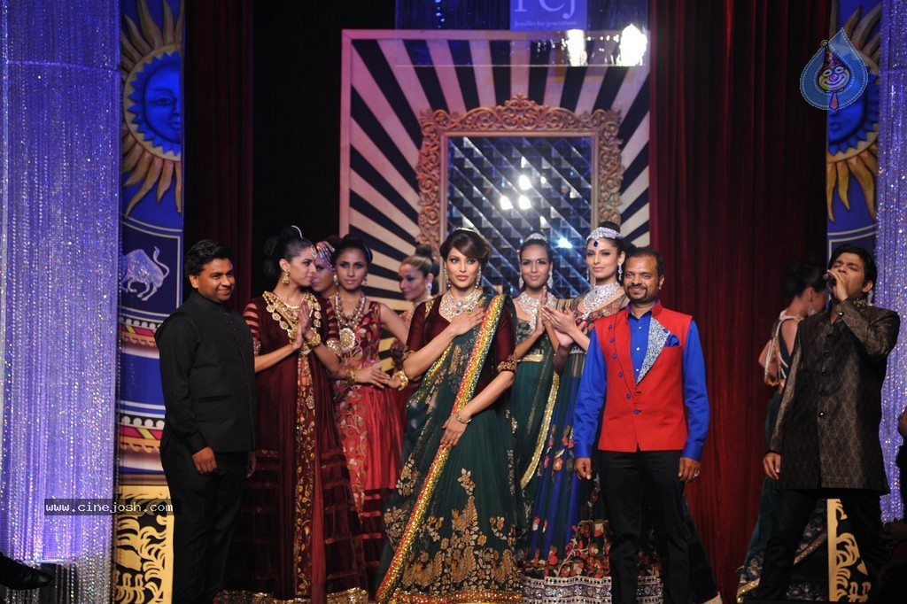Bolly Celebs Walks the Ramp at IIJW 2014 Grand Finale - 83 / 114 photos