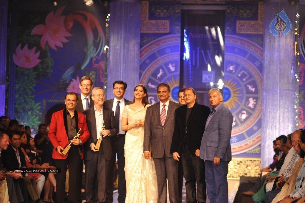 Bolly Celebs Walks the Ramp at IIJW 2014 Grand Finale - 89 / 114 photos