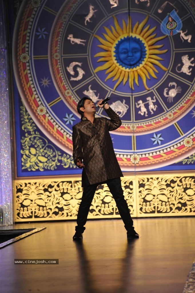 Bolly Celebs Walks the Ramp at IIJW 2014 Grand Finale - 91 / 114 photos