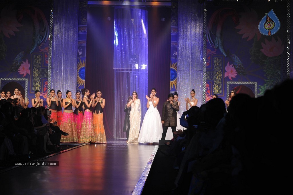 Bolly Celebs Walks the Ramp at IIJW 2014 Grand Finale - 96 / 114 photos