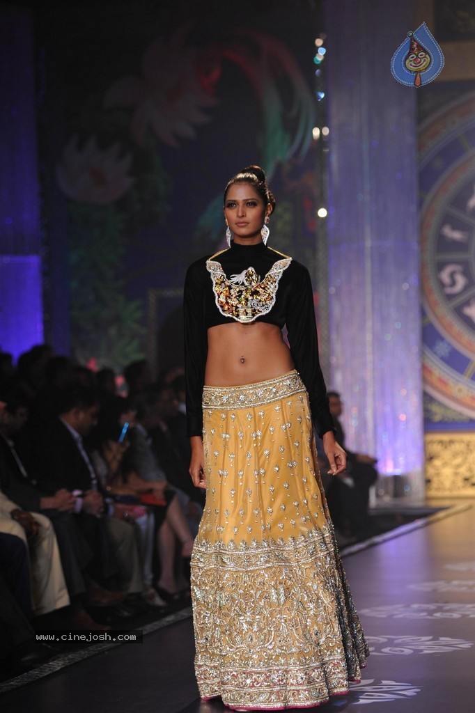 Bolly Celebs Walks the Ramp at IIJW 2014 Grand Finale - 99 / 114 photos
