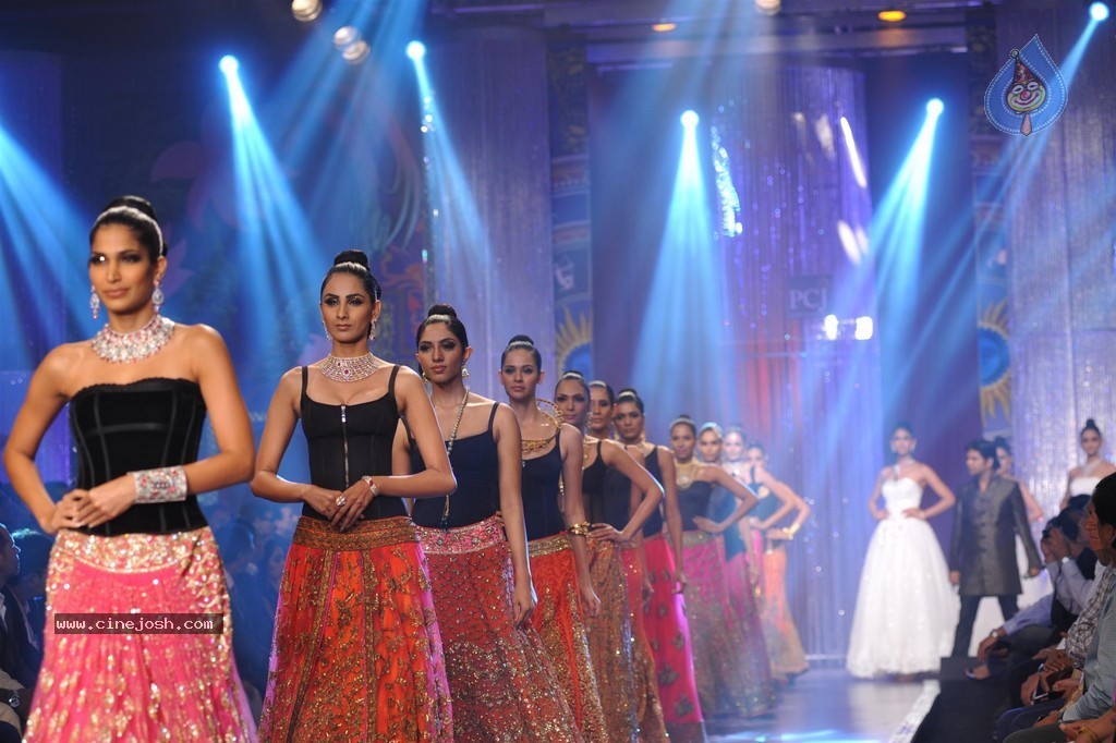 Bolly Celebs Walks the Ramp at IIJW 2014 Grand Finale - 103 / 114 photos