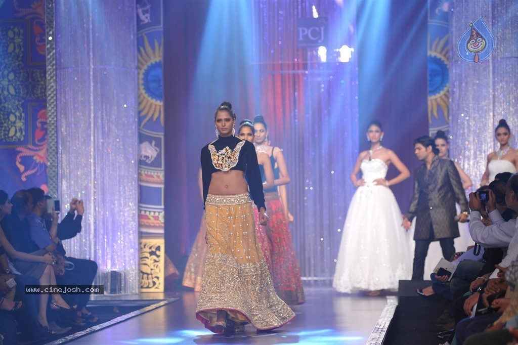 Bolly Celebs Walks the Ramp at IIJW 2014 Grand Finale - 104 / 114 photos