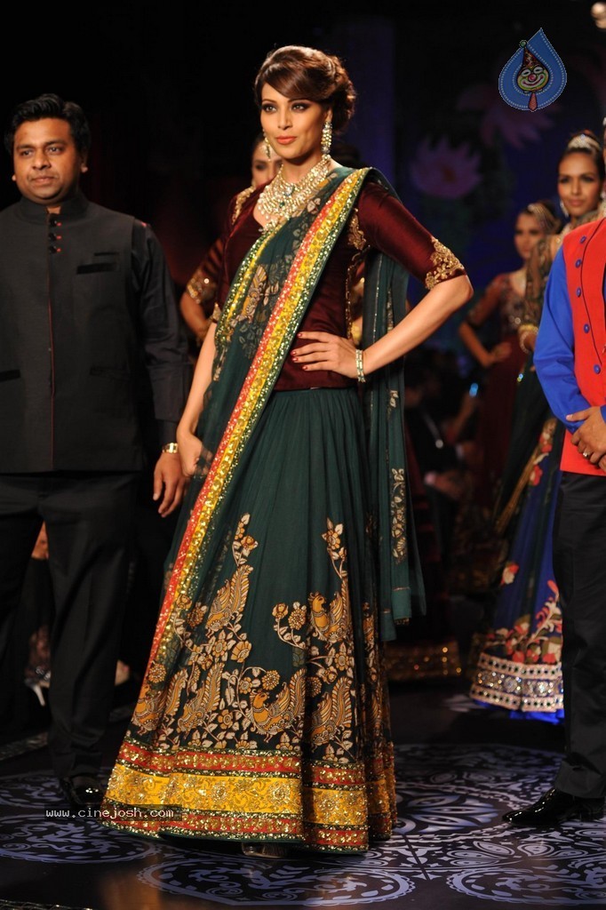 Bolly Celebs Walks the Ramp at IIJW 2014 Grand Finale - 111 / 114 photos