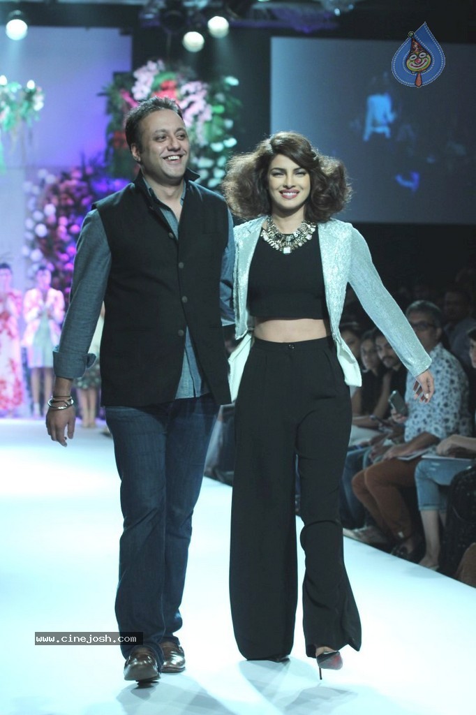 Bolly Celebs Walks the Ramp at LFW 2014 - 77 / 78 photos