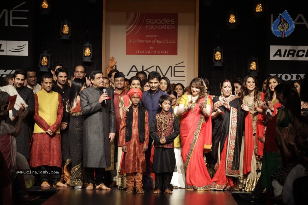 Bolly Celebs Walks the Ramp at LFW Day 4 - 14 / 134 photos