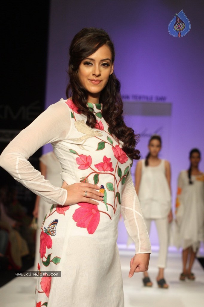 Bolly Celebs Walks the Ramp at LFW Day 4 - 17 / 134 photos