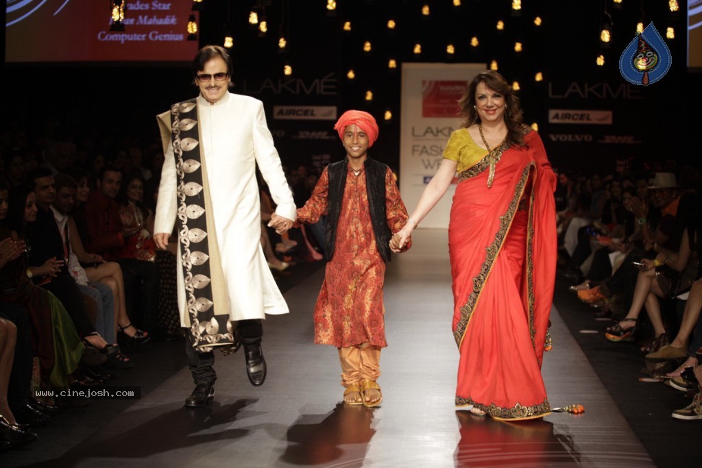 Bolly Celebs Walks the Ramp at LFW Day 4 - 30 / 134 photos