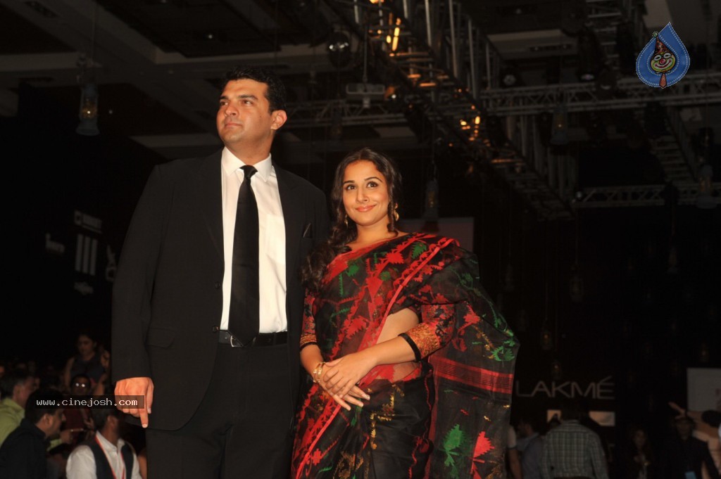 Bolly Celebs Walks the Ramp at LFW Day 4 - 31 / 134 photos